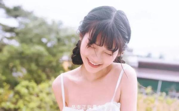 温暖的夏日,一杯香浓的咖啡,一份美味的冰淇淋,青春就是这么甜美.