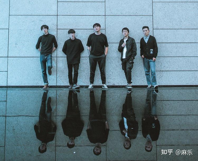 在四川音乐学院结识了乐队伙伴后,"白日密语"的名字沿用下来,2017年5