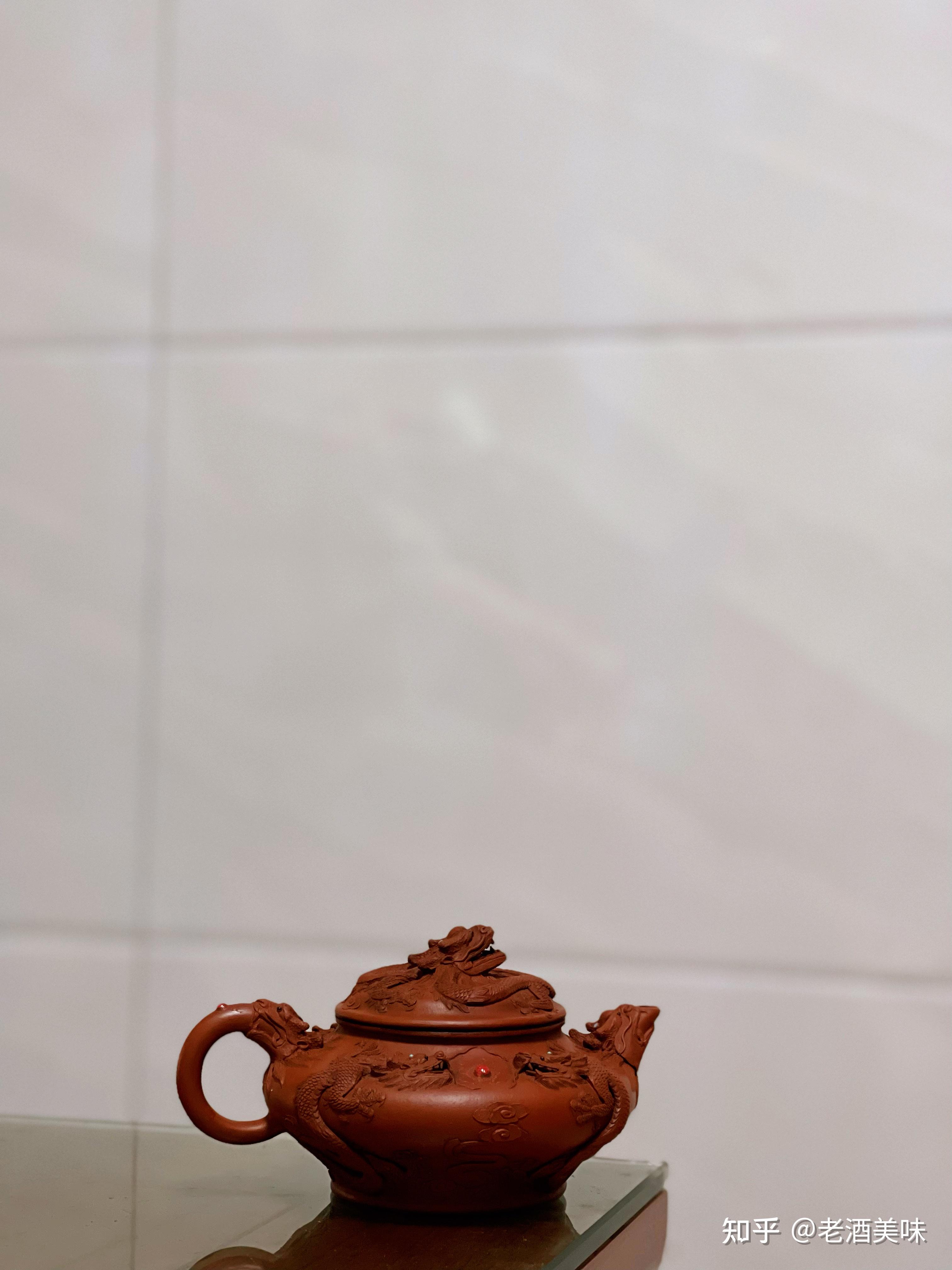 才凭借(五龙至尊)一壶成名,这把壶在00年代风靡一时,让朱亮跃升到紫砂