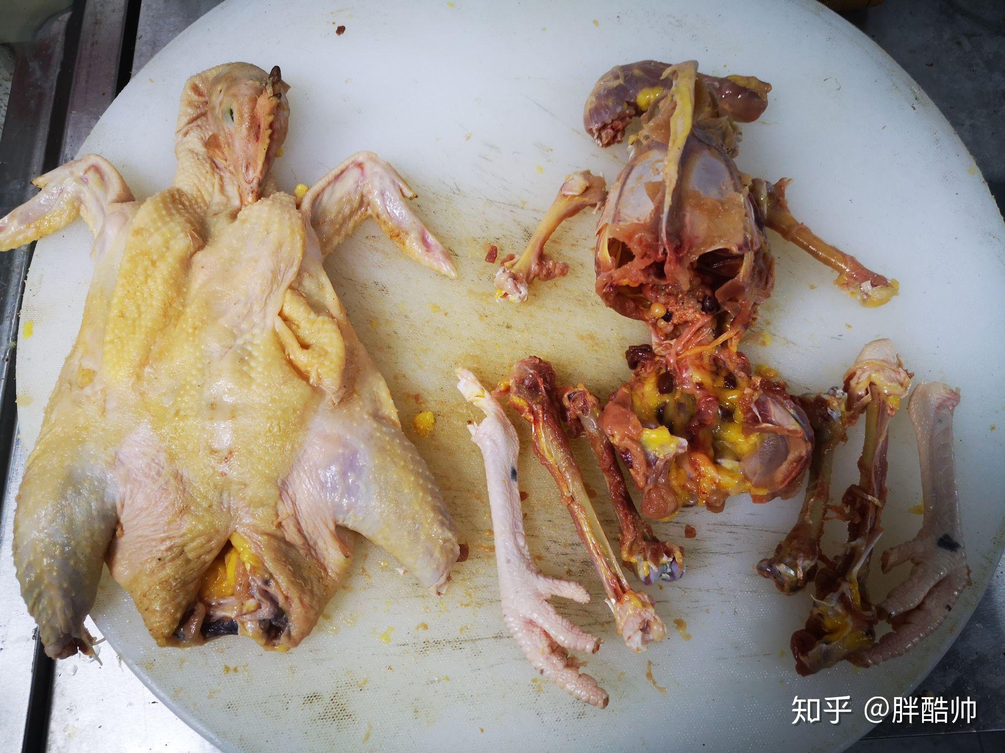 全鸡去骨完毕鸡翅跟腿骨是一个技法,只不过只退一节就够,后面有个造型