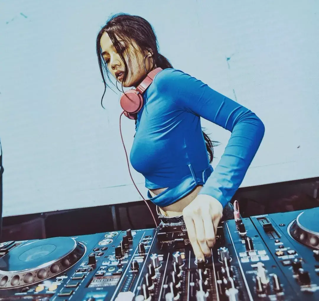 84岁日本老奶奶白天卖饺子凌晨泡夜店化身dj女王开挂的人生简直太硬核