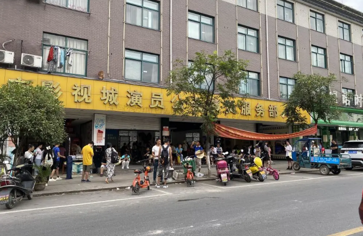 十万群演的横店一天只赚108块的美女随处可见为了演戏有人疯了