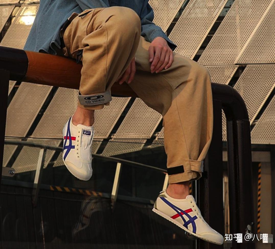 北京地铁里看到超帅的正装熟男！黑袜配皮鞋太帅了 - 哔哩哔哩