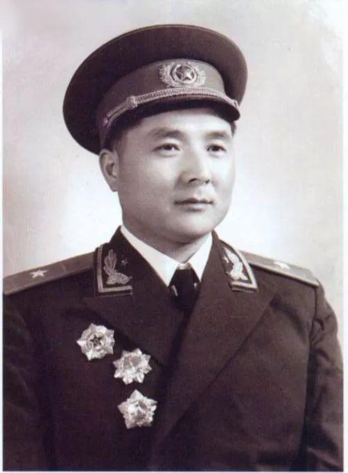 (图为向守志将军)康星火15岁就参加了八路军,16岁那年就在刺刀单挑中