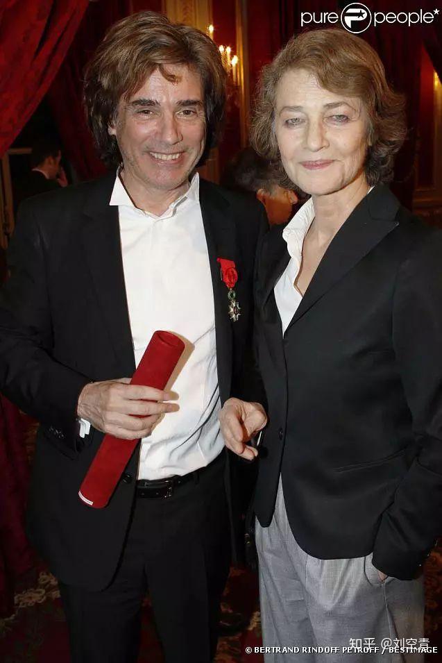 甚至还有种说法是丹尼尔戴刘易斯在她怀孕期间劈腿现任妻子离开了