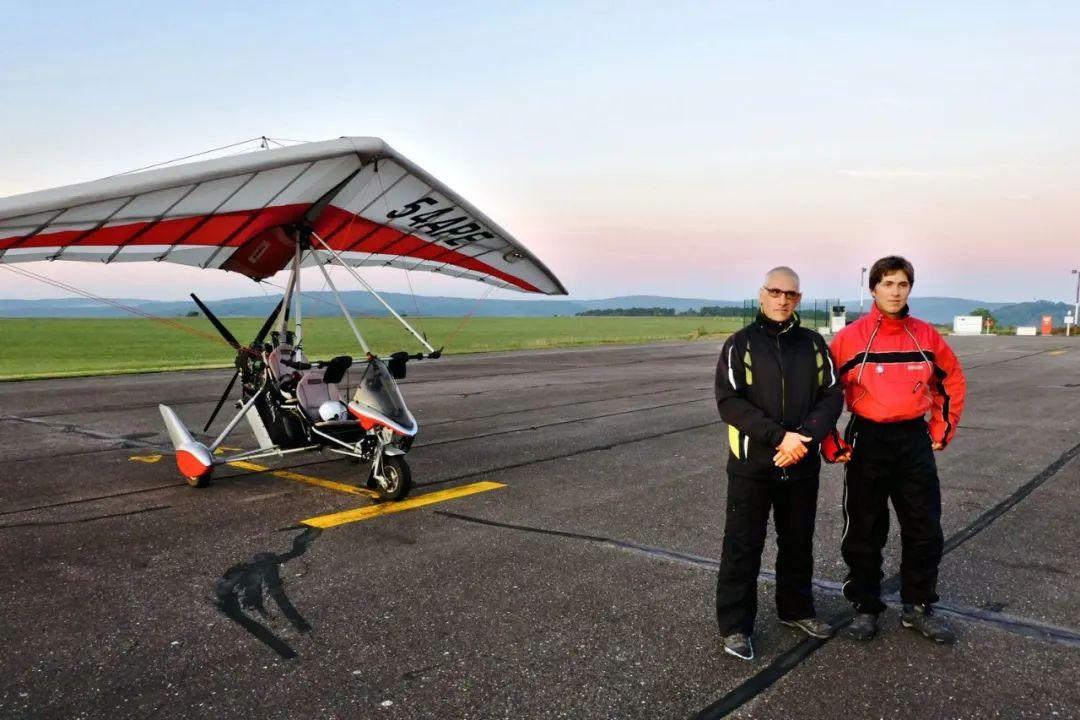 父子二人驾驶动力三角翼打破直线距离飞行世界纪录