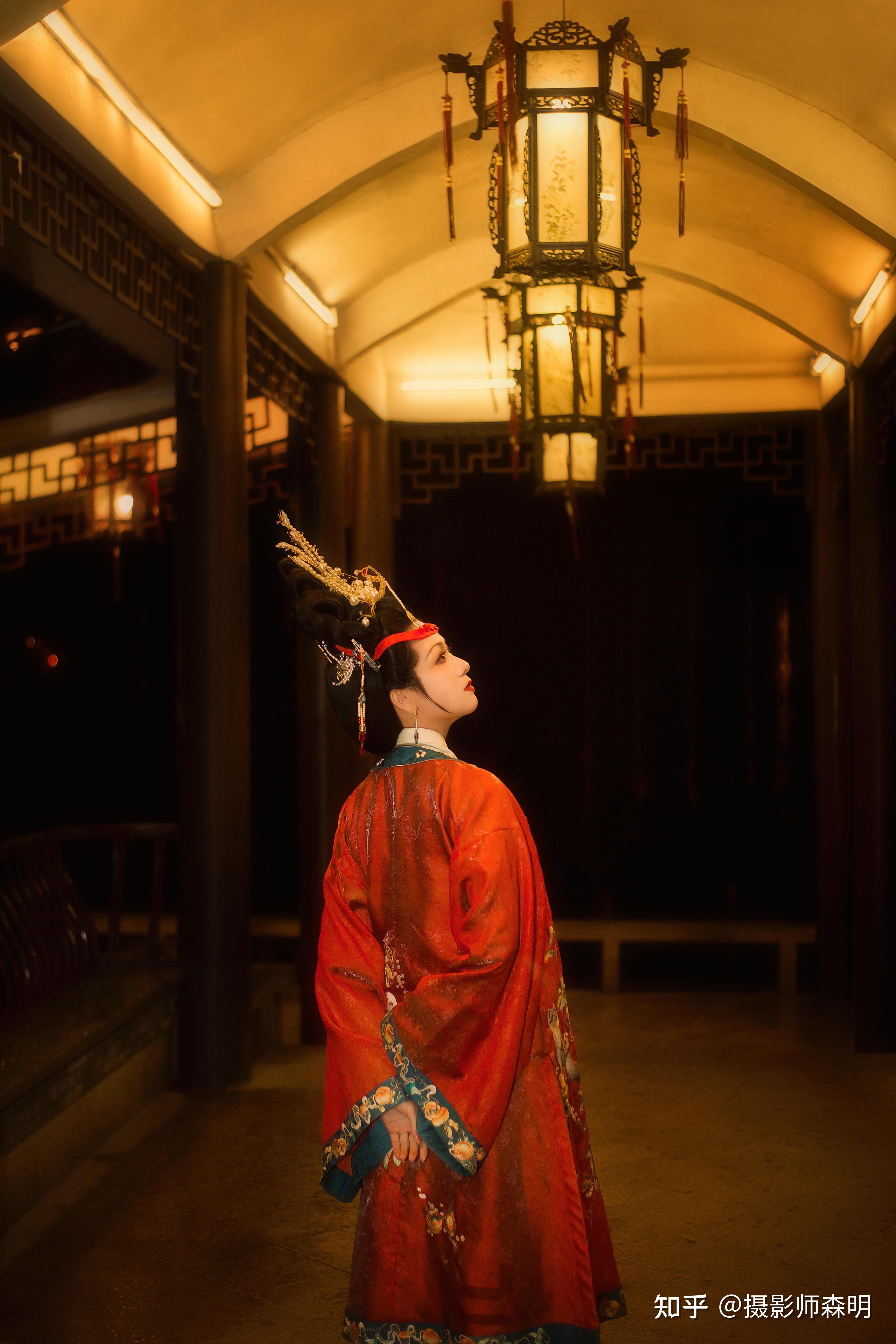 宝髻松松挽就铅华淡淡妆成