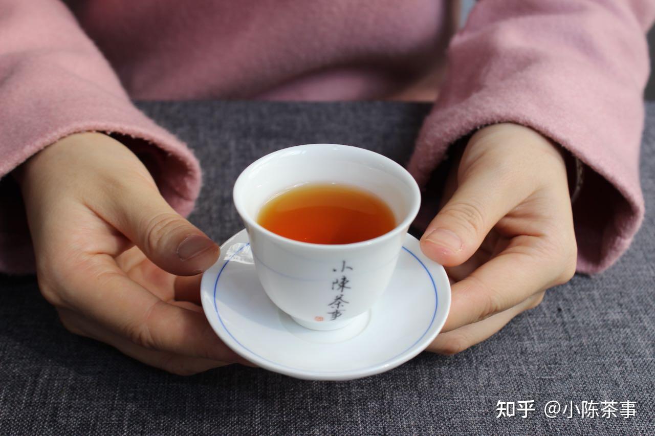 《7》第六,双手奉茶,及时添茶,换茶分汤结束后,则来到了奉茶的环节.