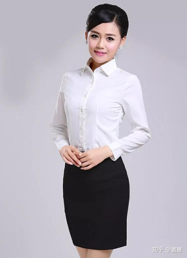 时尚界的永恒经典白衬衣