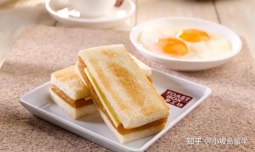 炭烤或香焗面包片包裹着冷黄油碎和一大抹椰果和鸡蛋制成的咖椰酱.