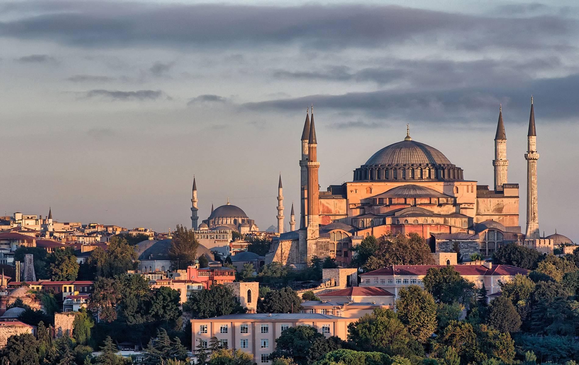 与蓝色清真寺隔街相望,这是一座土耳其著名的历史建筑,始建于公元325