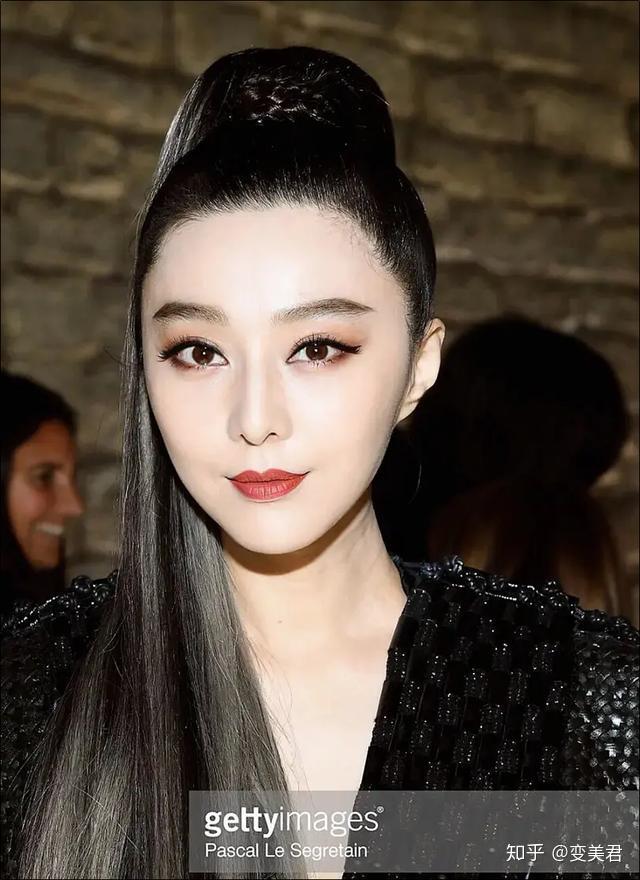 属于稍显极端的脸型,太阳穴比颧弓还宽,所以是头重脚轻的螳螂系脸型.