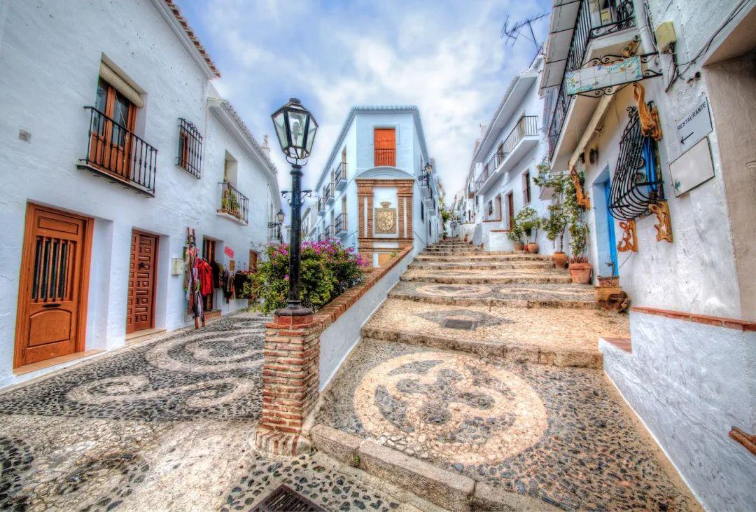 总面积41平方公里,总人口2213人(2001年统计),人口密度54人/平方公里.