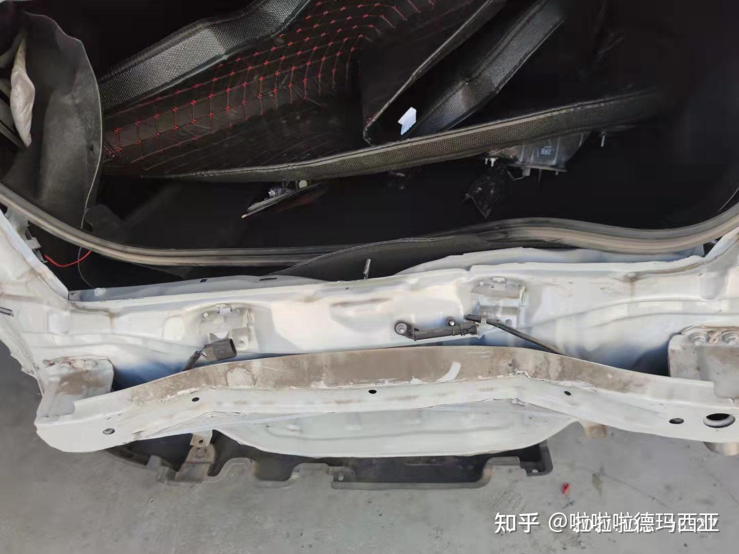 丰田雷凌高速被追尾 4s店要切后围板