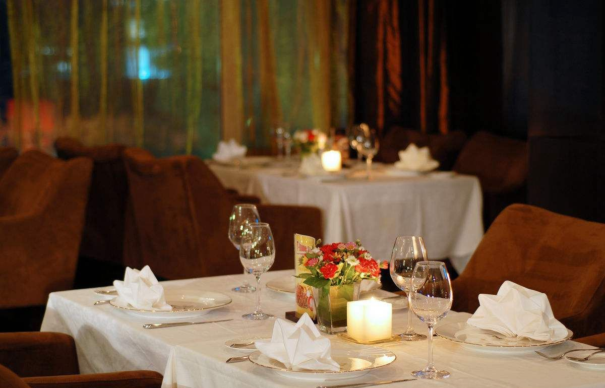 快乐情侣在餐厅里用餐高清摄影大图-千库网