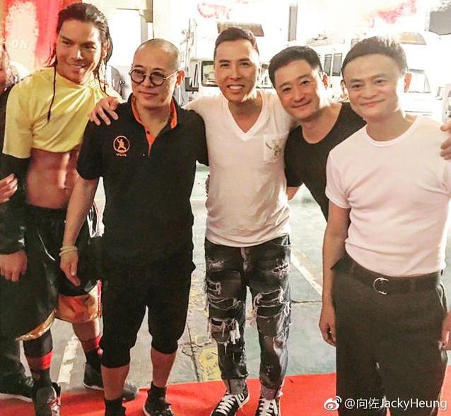 向佐在微博晒出主演聚餐照,一脸傲娇的文章,吴京,邹市明,向佐和托尼贾
