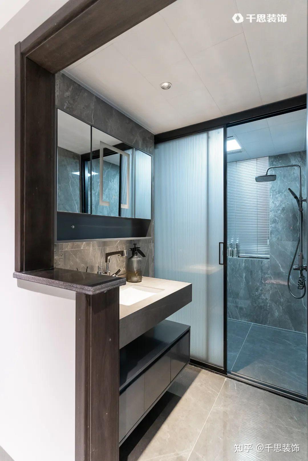 装修案例 | 木饰面 格栅凸显质感,98㎡极简黑白灰住宅个性满满!