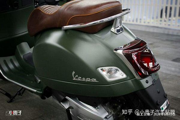 踏板摩托车,车主不满足于大众化颜色,想要改一个展示自己风格和魅力