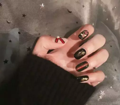 这里可能是最全的新年美甲集合了-新年美甲图片2021简单大方红色衣服