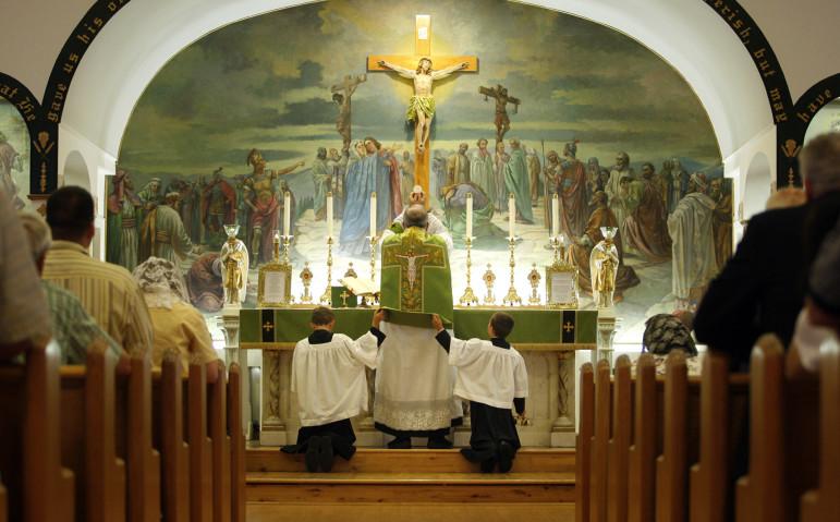 拉丁弥撒粉庆祝历任教宗颁布十周年