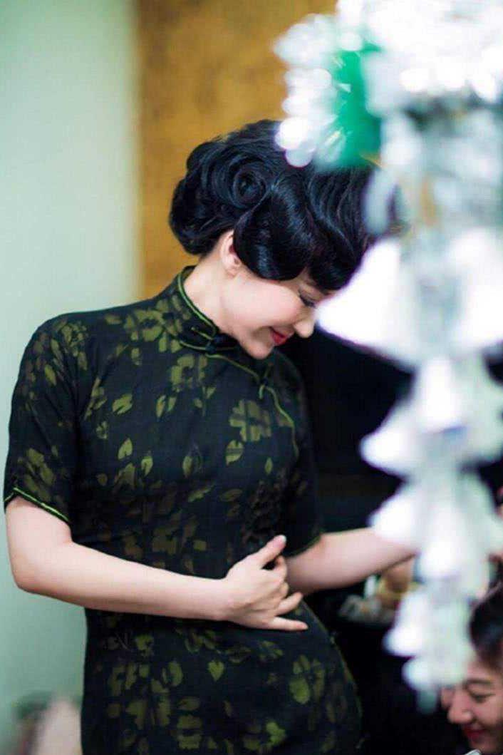 50岁的许晴风韵依然存在旗袍穿搭很不错