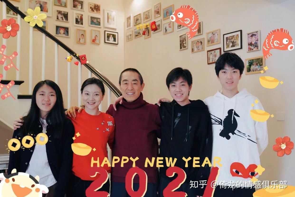 张艺谋小31岁二婚妻子高调晒全家福2儿1女长子堪比小鲜肉
