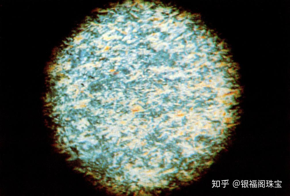 显微纤维变晶结构:在偏光显微镜下,矿物多呈纤维状,定向分布.