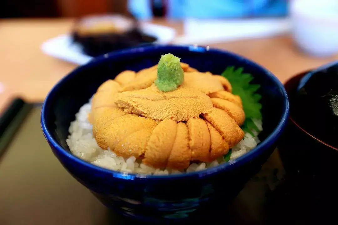 海胆鱼子盖饭是一种日式的传统吃法,通常在盛好的米饭上,先铺上一层
