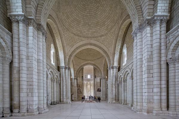 修道院的中殿被四个帆拱穹顶覆盖,穹顶最早修建于公元1125年