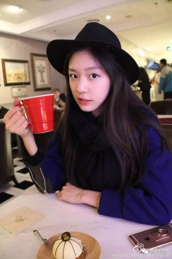 据说王一博的脱饭粉丝站出来,曝光了綦美合在西双版纳嘎洒国际机场被