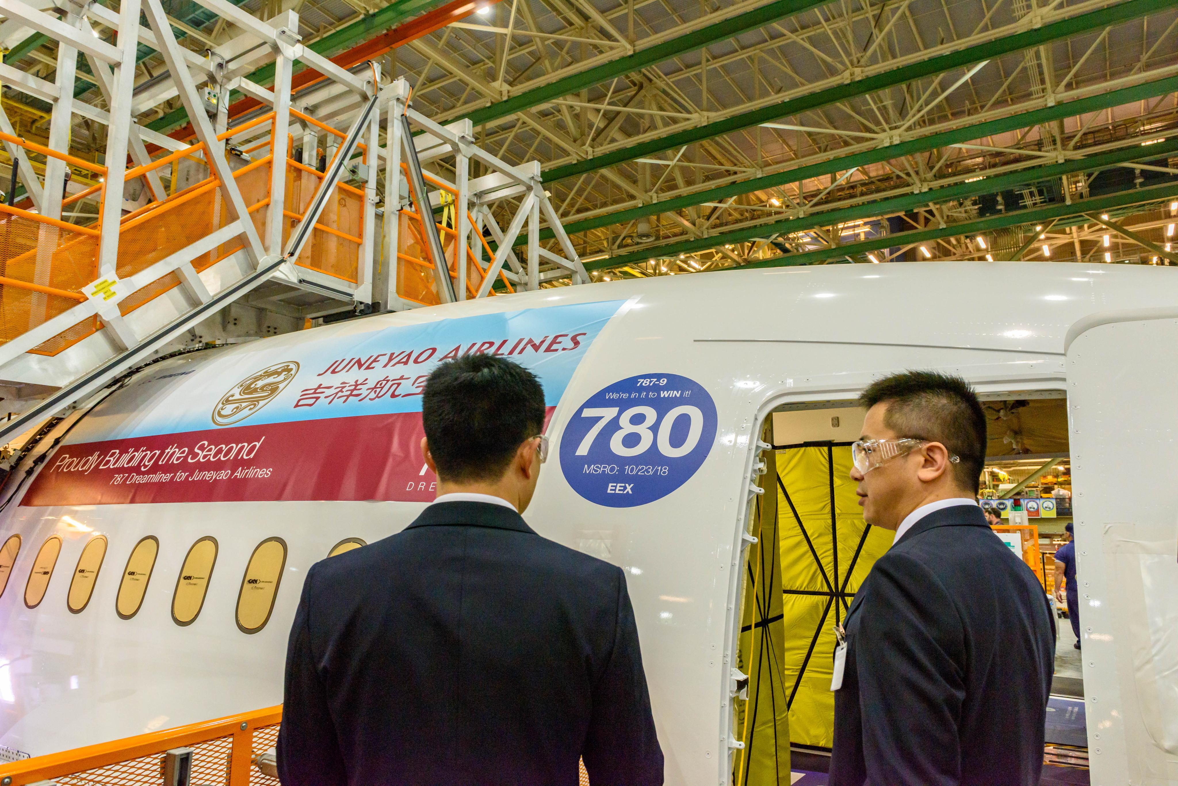 机组检查右前登机门吉祥航空第二架787全景.