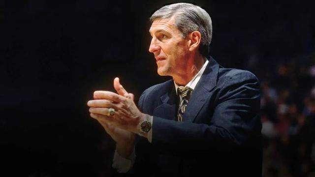 杰里斯隆垂下双目的雄狮