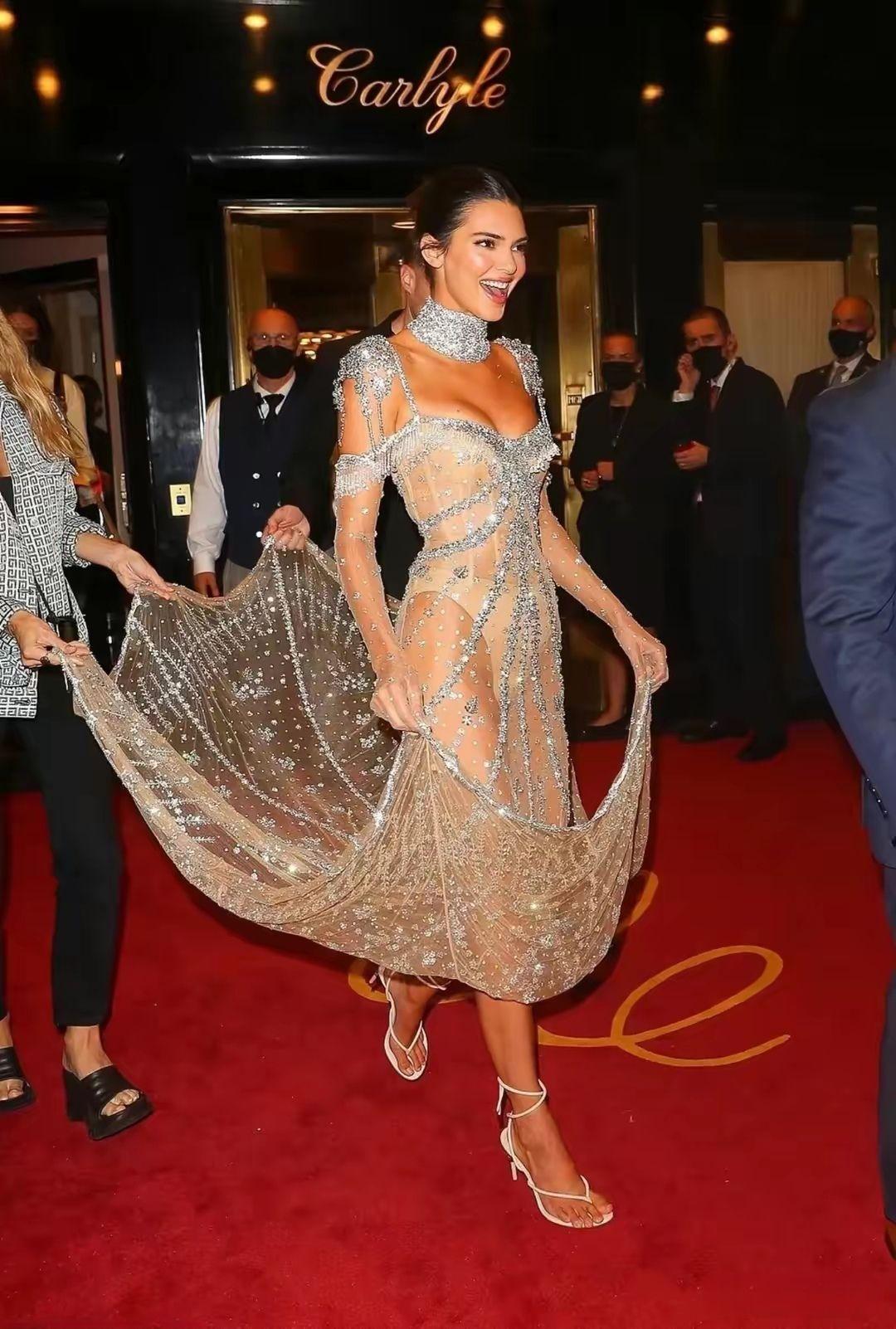 肯达尔·詹娜(kendall jenner)一袭givenchy镶嵌水晶透视装成为红毯上