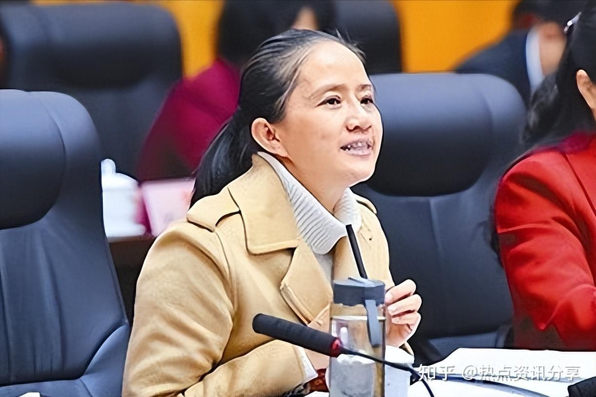 赵丽原本是一个有才华和潜力的女性,但她在权力的诱惑下迷失了自己