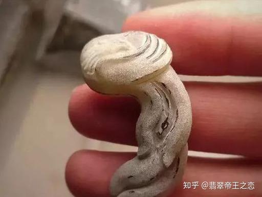 鳳凰在古代是人們最喜愛的吉祥物之一,翡翠鳳凰的寓意為堅強勇敢,愛情