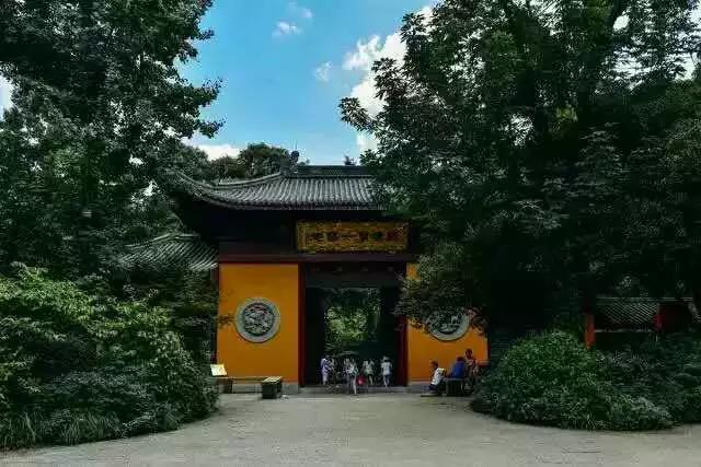 想带奶奶出去旅游一趟,奶奶今年73,她应该比较喜欢有