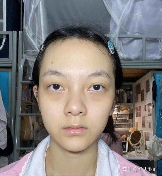 再给大家看看我黑眼圈的照片,已经是提前做奶奶了.