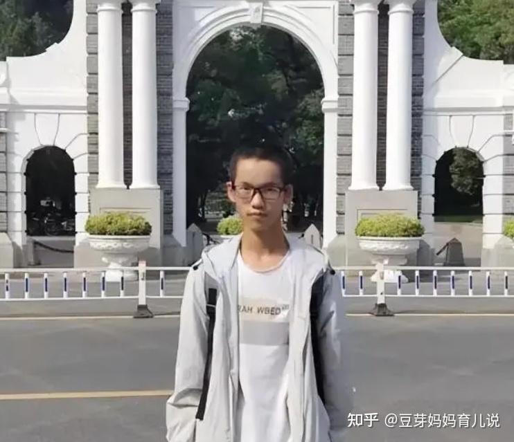 “搬砖小伙”林万东713分考上清华,毕业后拒绝百万年薪 现状如何 - 知乎