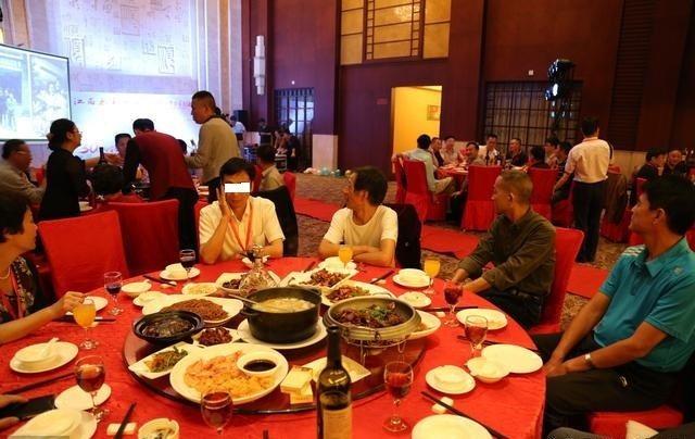 同学聚会,重在把酒问青春,追忆似水年华.