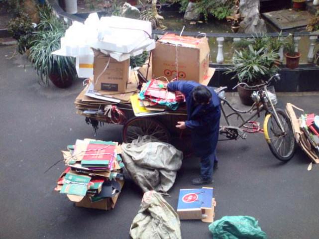 在我们居住的小区里,经常看见人们把积攒起来的纸壳,瓶子一类,卖给