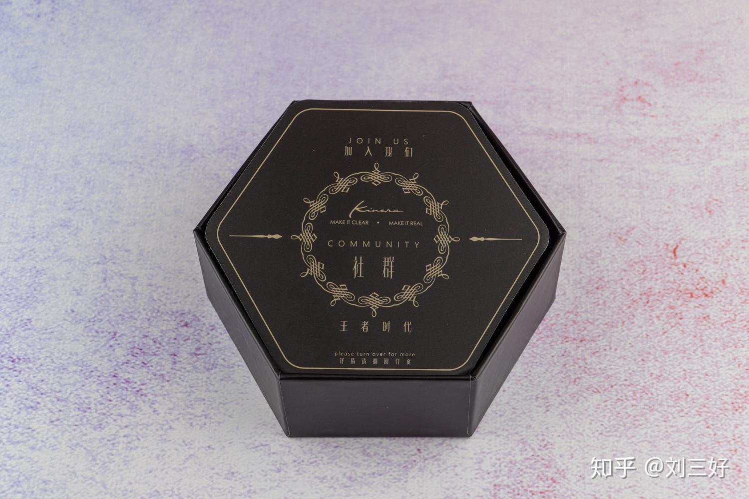 在外包装上还是保有了kinera的特色,六棱柱形包装,正面是一个硕大的