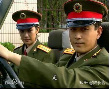 比如:《突出重围》里牢骚满腹,但是才华横溢的参谋唐龙(1999年)