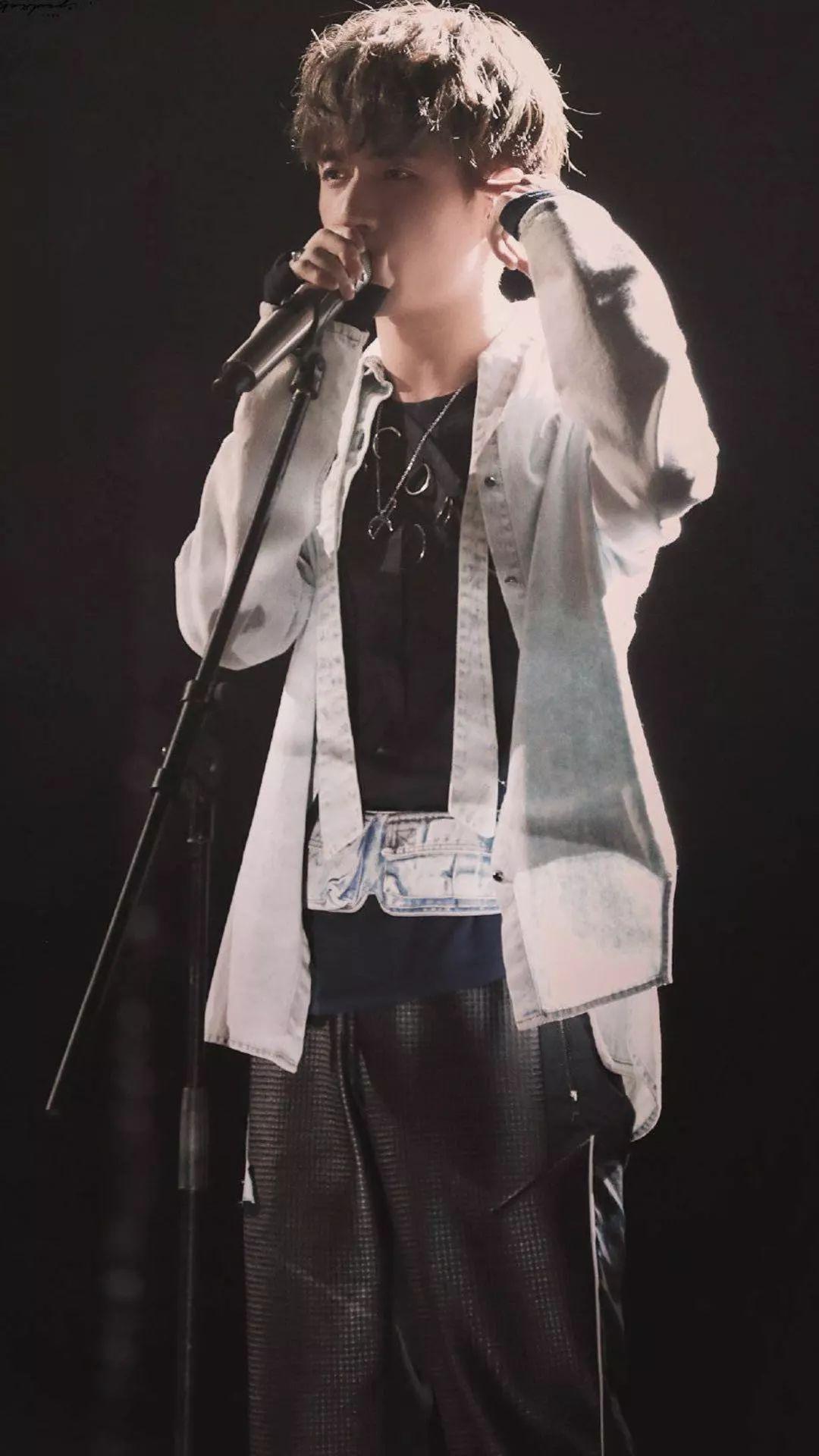 r1se壁纸——刘也,张颜齐   77和也哥来啦