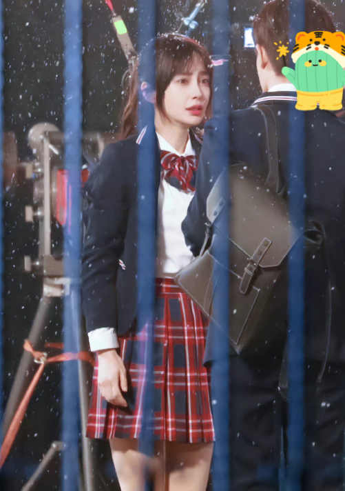 杨颖新剧路透照曝光穿黑白格jk服超减龄扮嫩18岁毫无违和感