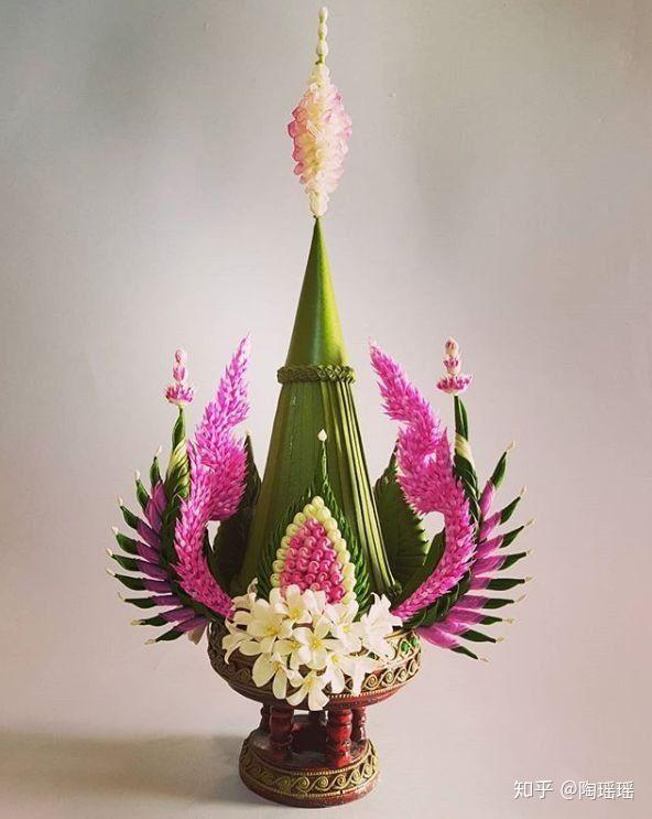 佛教为泰国人塑造了道德标准,使之形成了崇尚忍让,安宁和爱好和平的