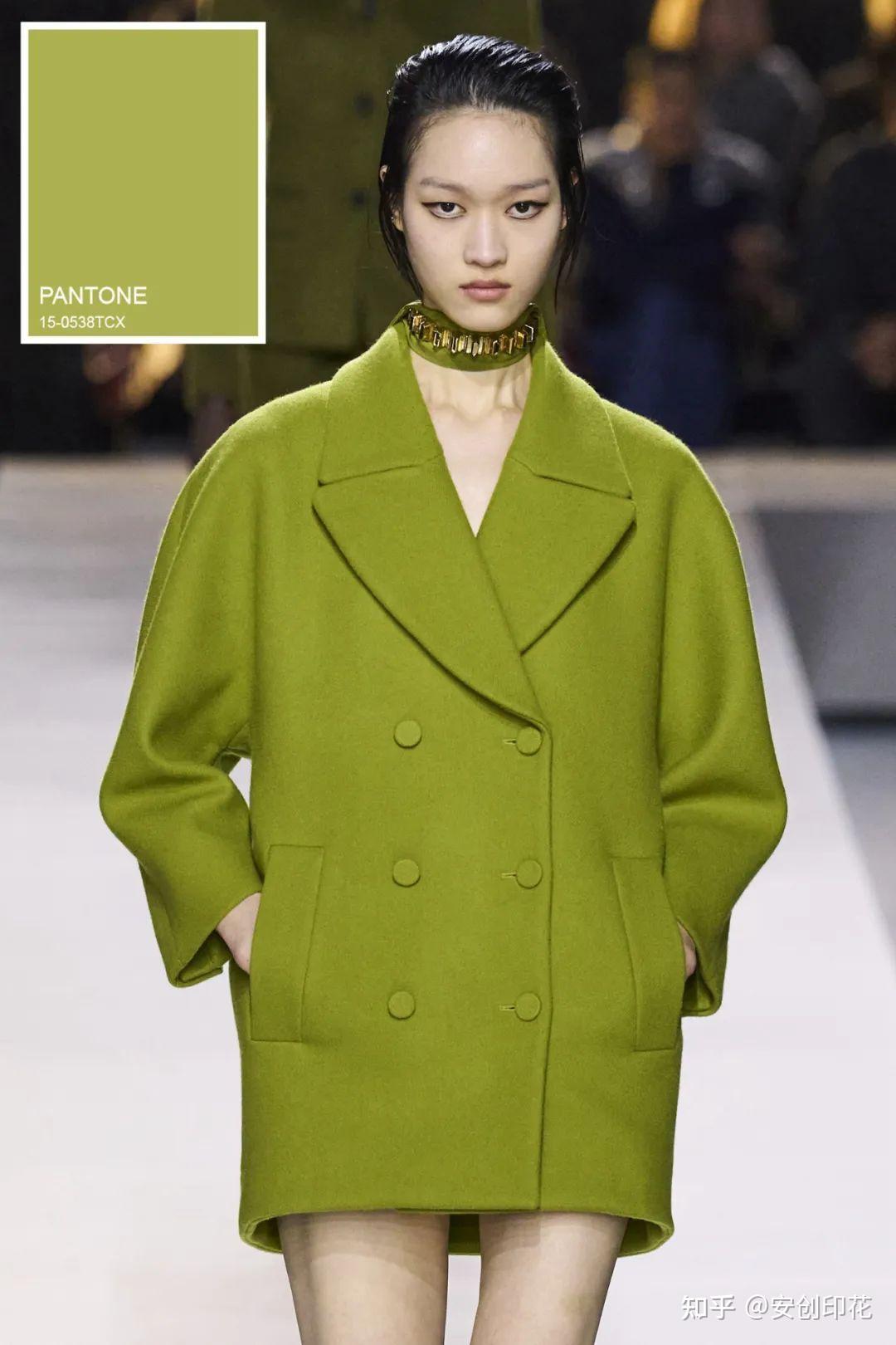 荧光绿:今年秋冬女装最具强烈视觉冲击力的色彩