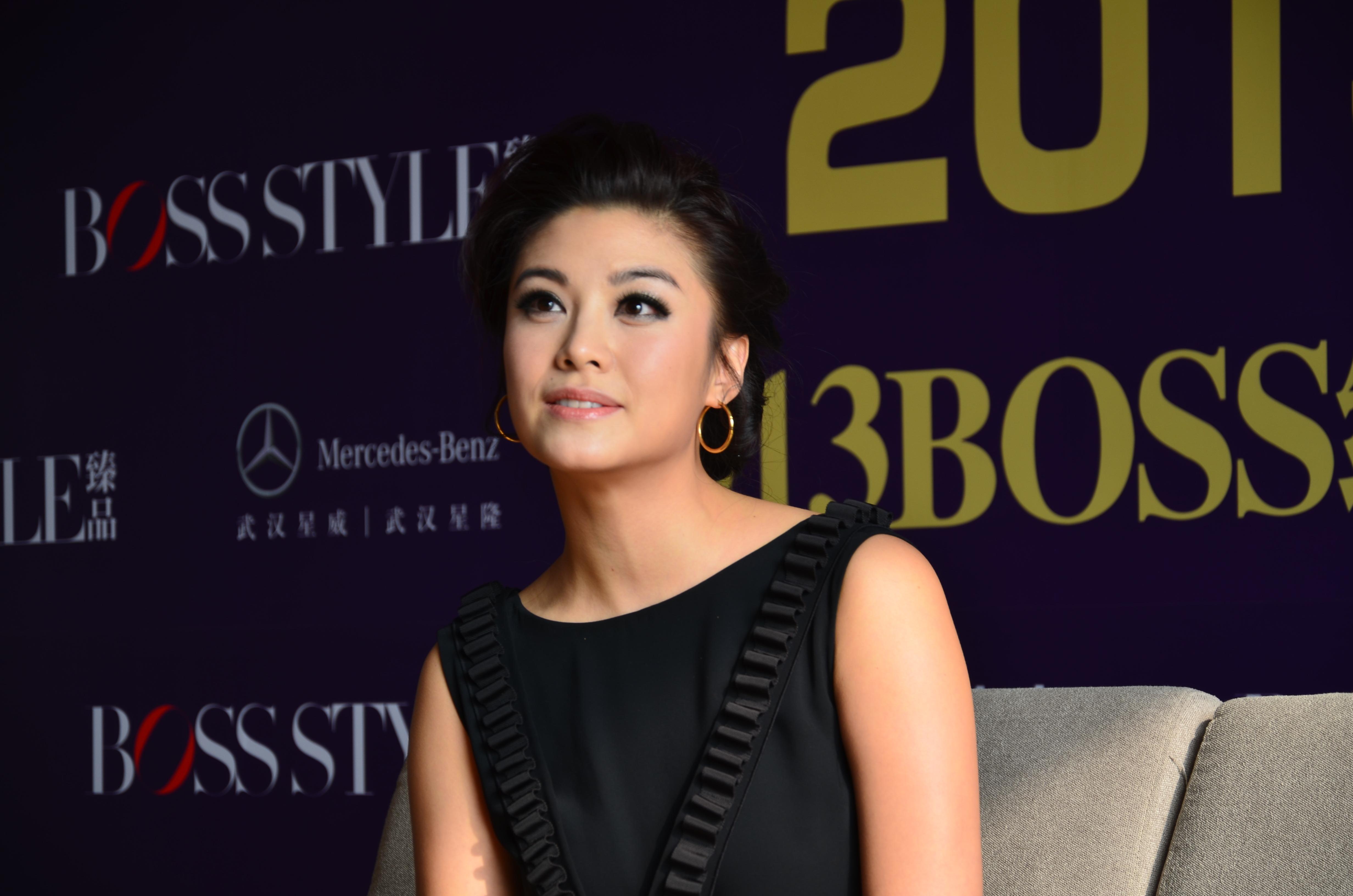 雪儿，1974年12月12日出生于新加坡，新加坡女艺人，毕业于南洋理工大学。廖碧儿，1979年1月6