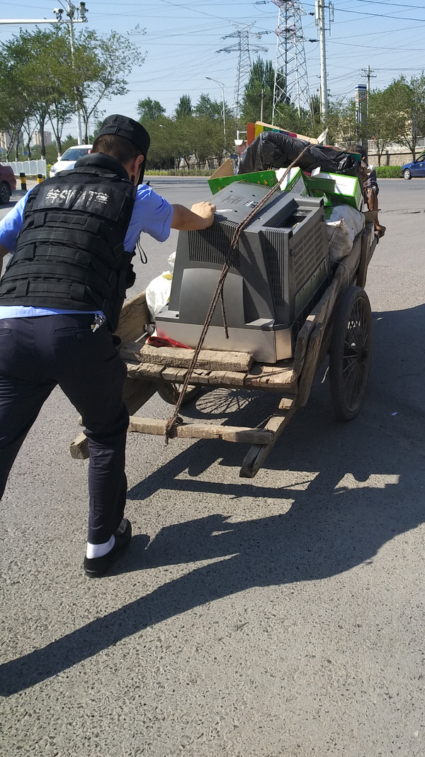 都很骄傲自豪 (照片为单位同事帮助老大爷推车,这是个大上坡)