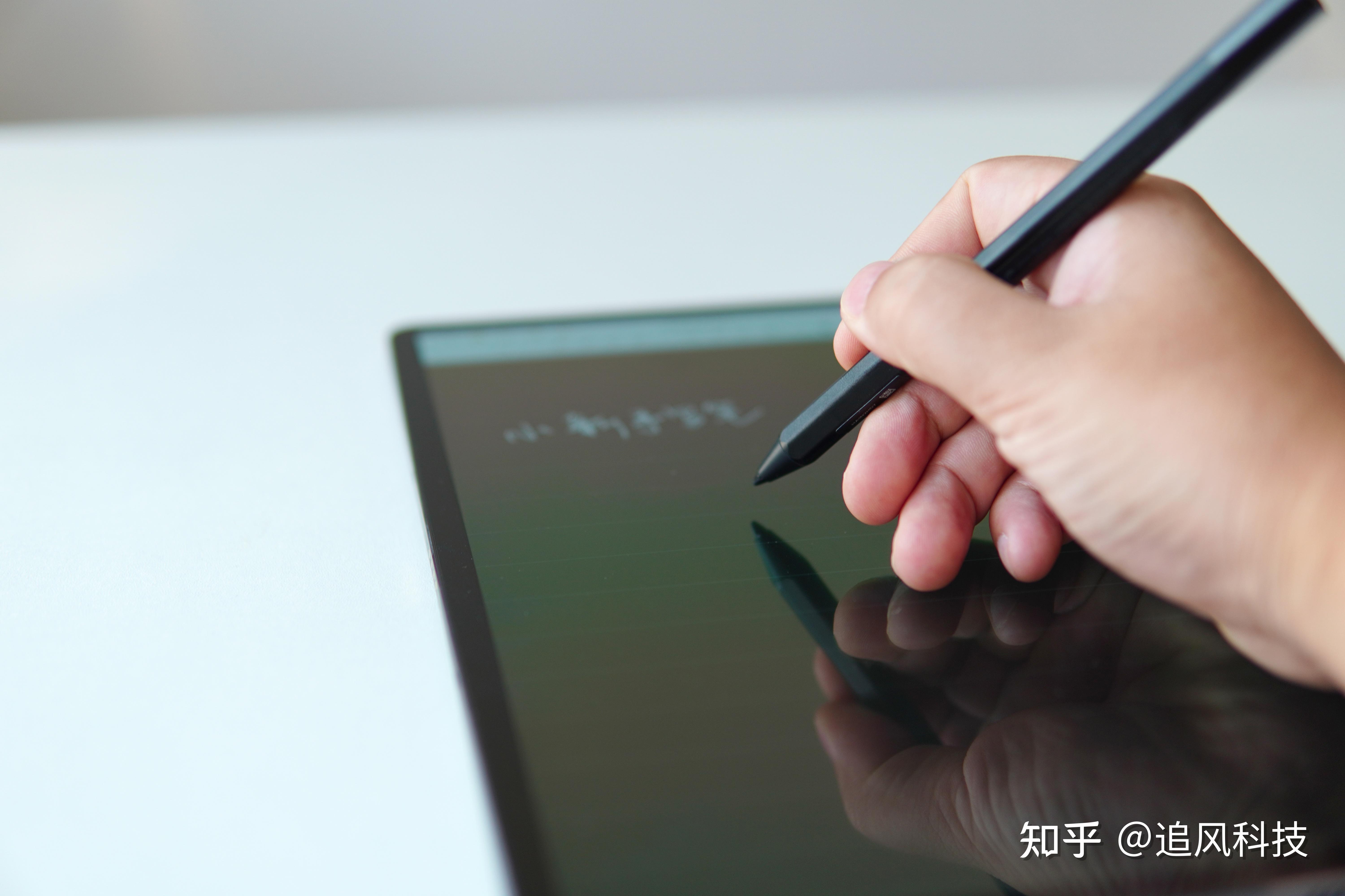 下面就来聊最核心的手写体验方面,首先这支笔是不需要蓝牙配对的,不像