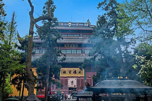 灵隐寺是杭州有名的古刹,距今已有约一千七百多年历史.